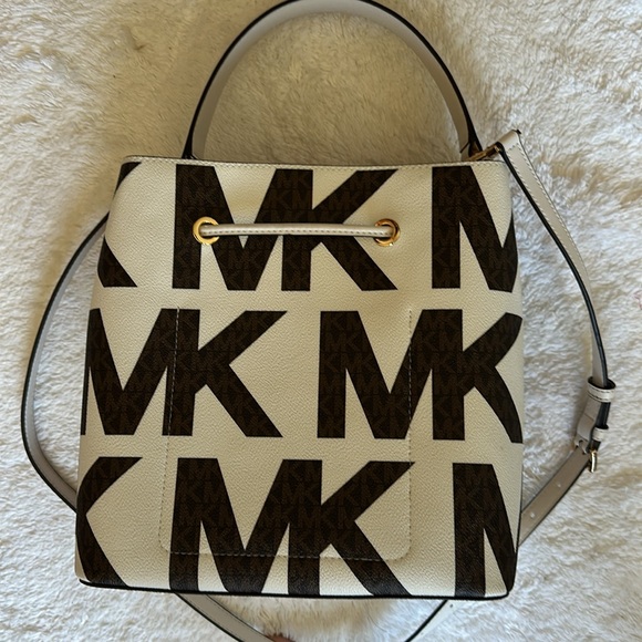 Like new! Michael Kors White and Brown Bucket Bag - Picture 3 of 9